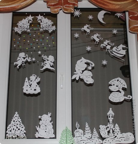 Новогодние украшения для школы снегири на окнах